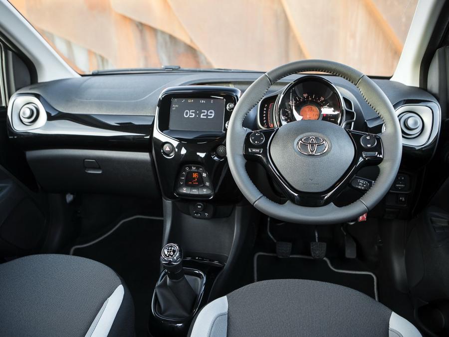  Toyota Aygo x-clusiv 5-Door 2014 года  (UK) (фото 10 из 15)